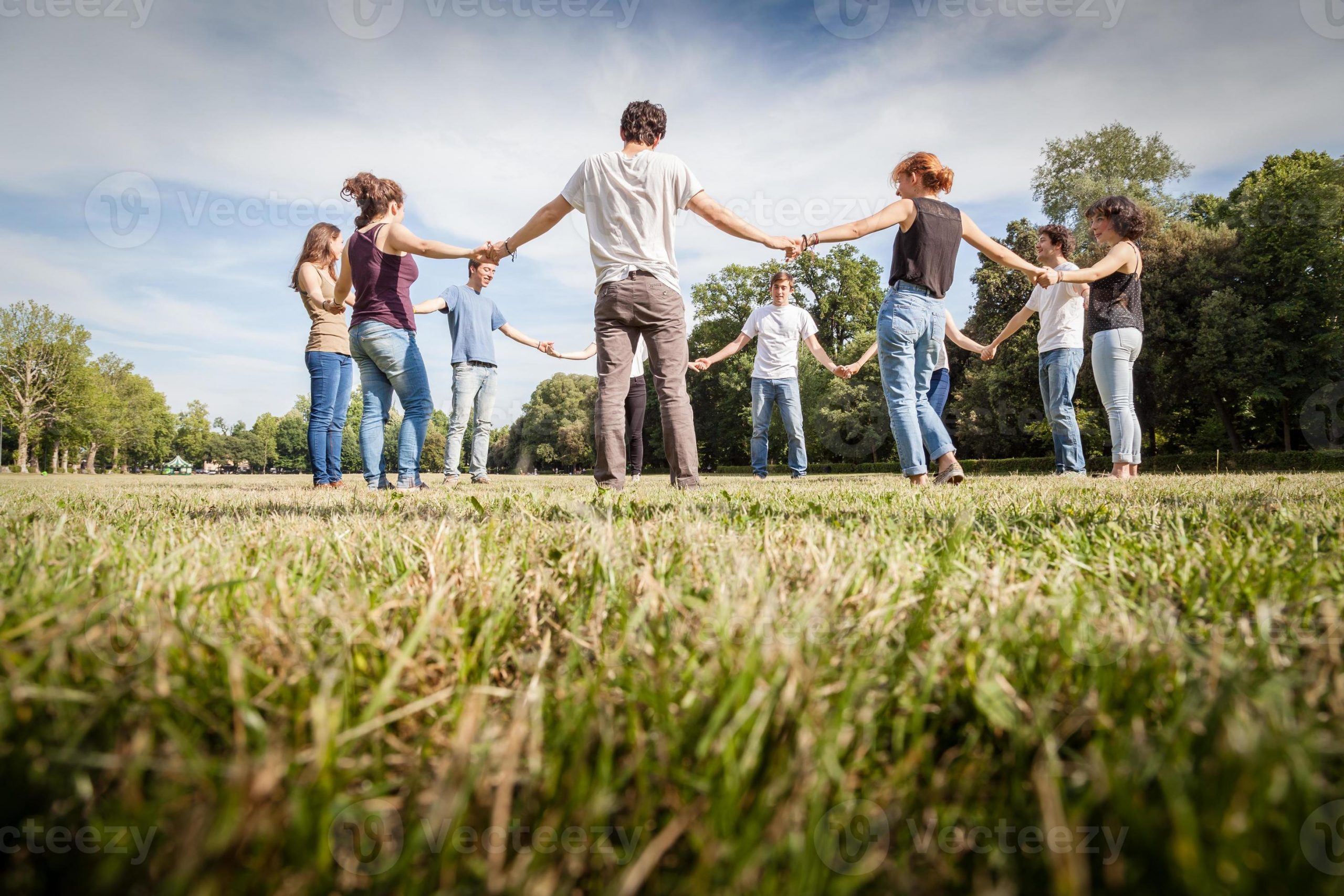 903704-gruppo-di-amici-a-park-hands-holding-view-da-sotto-foto